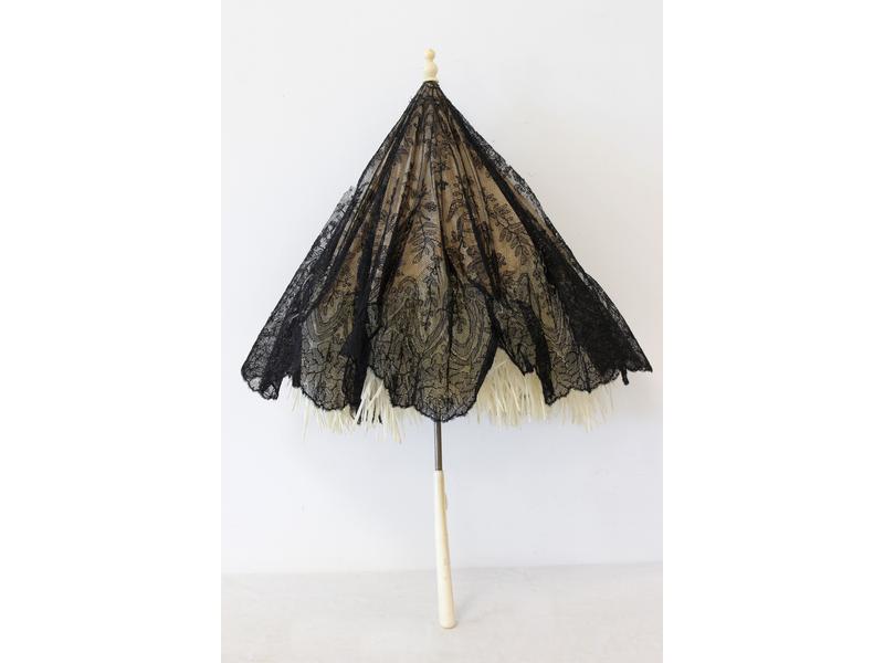 OMBRELLE en tulle noire, manche et boutons...