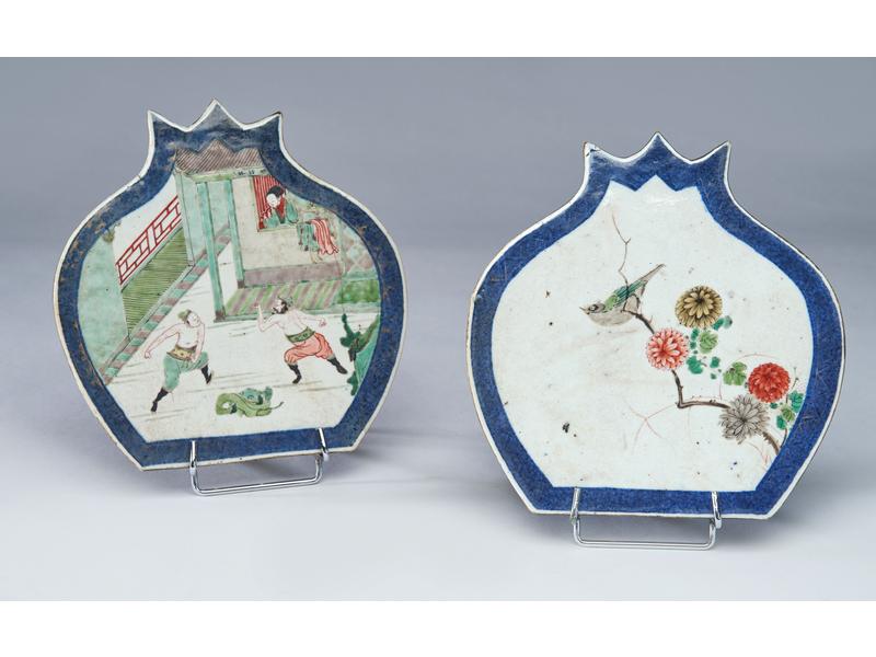 DEUX PLAQUES en porcelaine reprenant la forme...