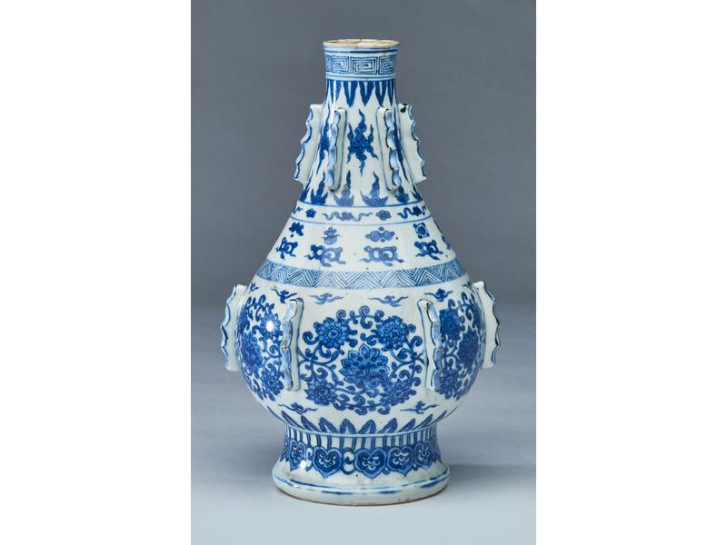 VASE piriforme sur piédouche  en porcelaine...