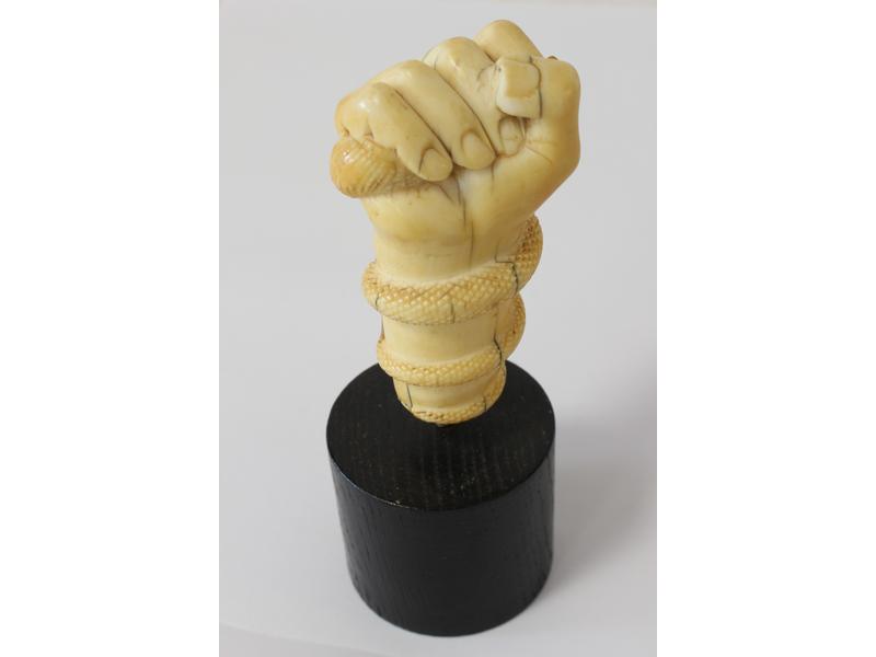 POMMEAU de canne en ivoire sculpté représentant...