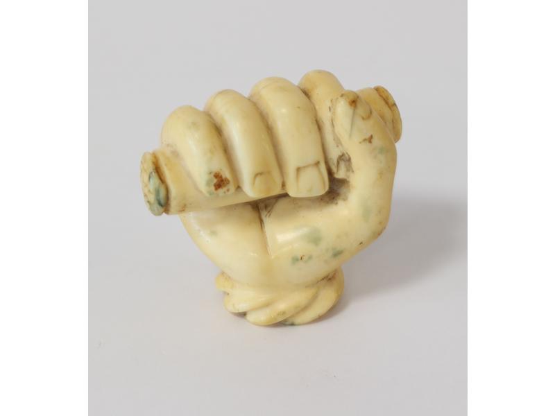 POMMEAU de canne en ivoire sculpté représentant...