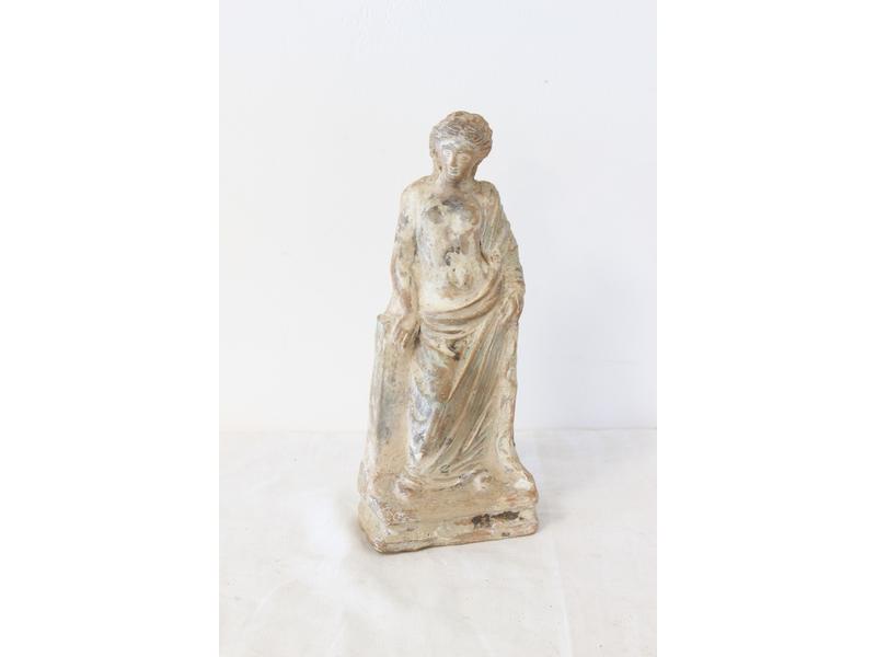VENUS à demi nue debout appuyée sur une colonne,...