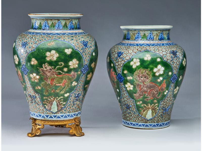 PAIRE DE VASES de forme balustre en porcelaine...