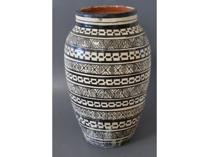VASE en faience à décor émaillé noir sur...