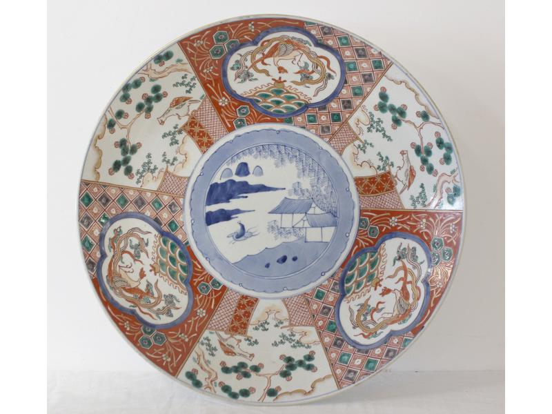 GRAND PLAT en porcelaine à motifs Imari et...