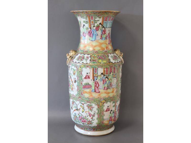 GRAND VASE balustre en porcelaine émaillée...