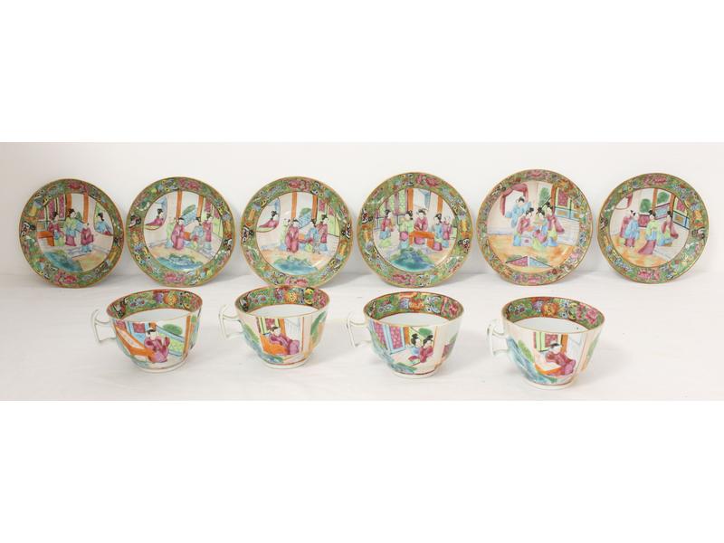 SIX SOUS TASSES ET QUATRE TASSES en porcelaine...