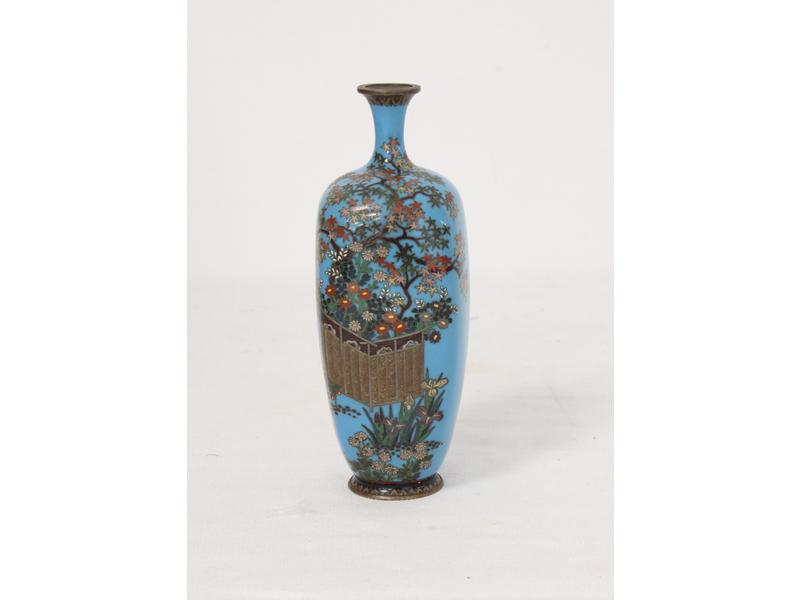 PETIT VASE en émaux cloisonnés à décor d'une...