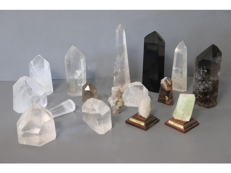 SEIZE CRISTAUX dont quartz fumé, rutile,...