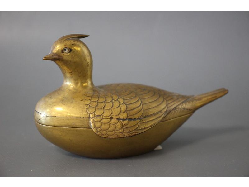 BOÎTE en forme d'oiseau en laque doré, découvrant...