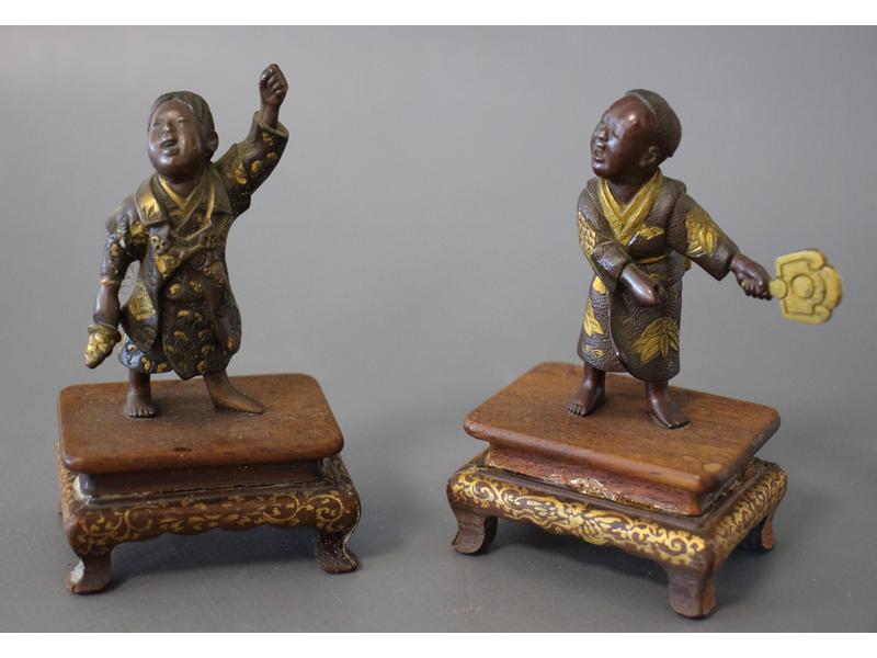 DEUX PETITS OKIMONO formant paire, en bronze...