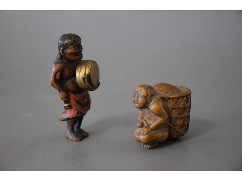 DEUX NETSUKE en noix de corozo sculpté, l'un...