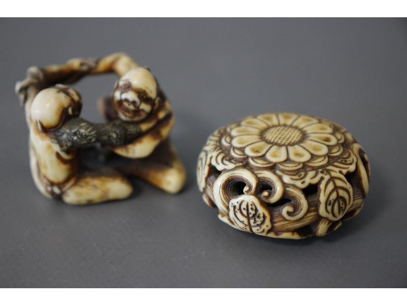 DEUX NETSUKE en ivoire sculpté, l'un ajouré...