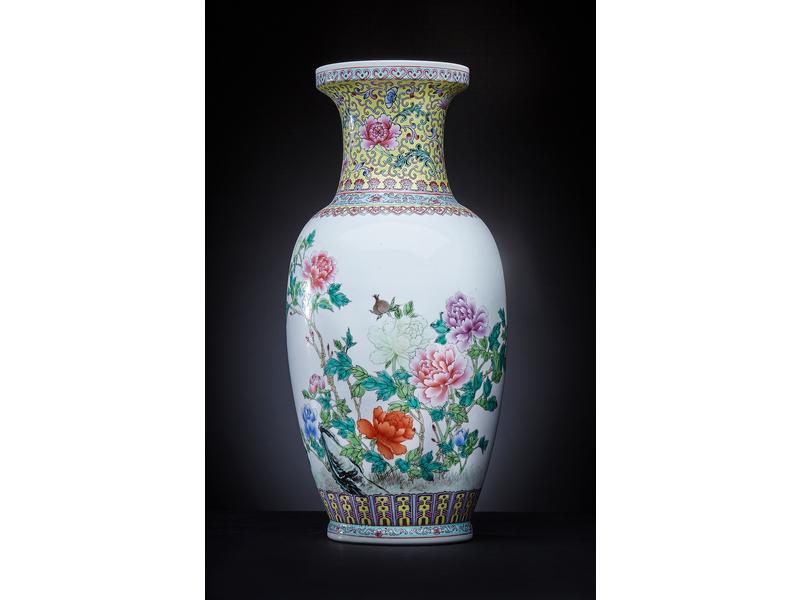 VASE de forme balustre en porcelaine émaillée...