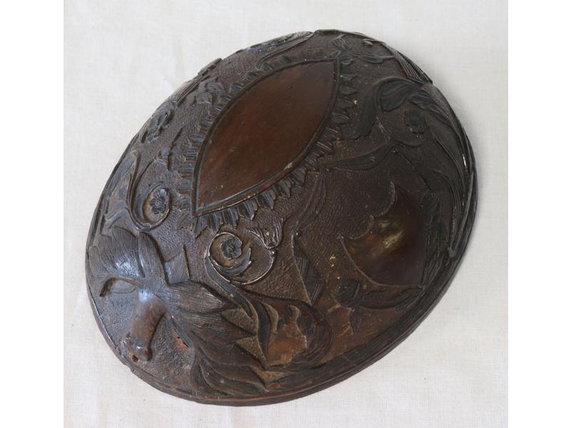 DEMI-NOIX DE COCO sculptée, de médaillon,...