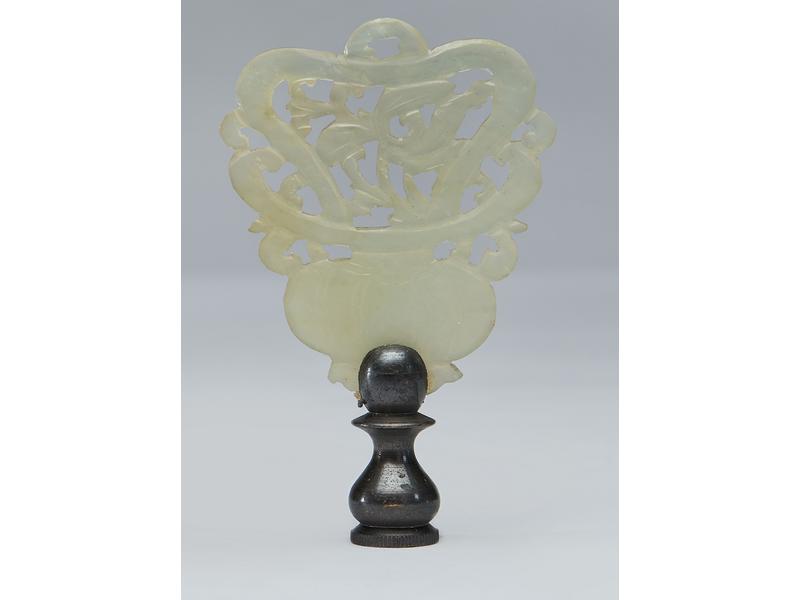 MEDAILLON en jade sculpté à décor de vase...