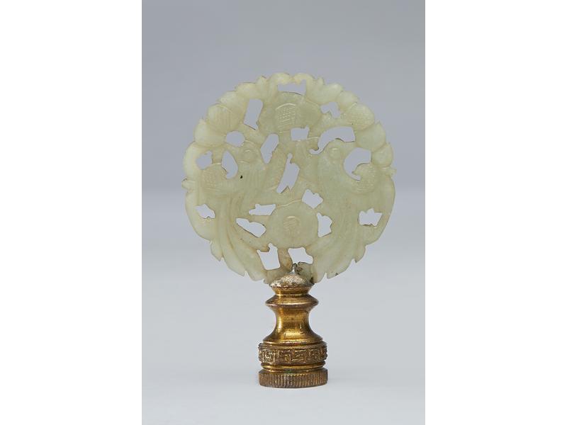 MEDAILLON en jade sculpté à décor d'une rosace...