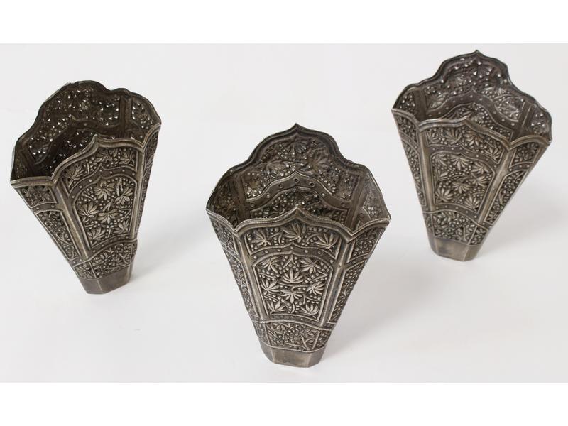 TROIS PETITES APPLIQUES en argent de forme...