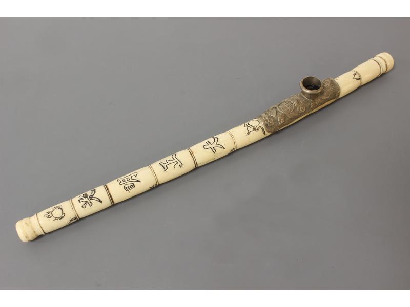 PIPE À OPIUM en os tourné et gravé avec fourneau...
