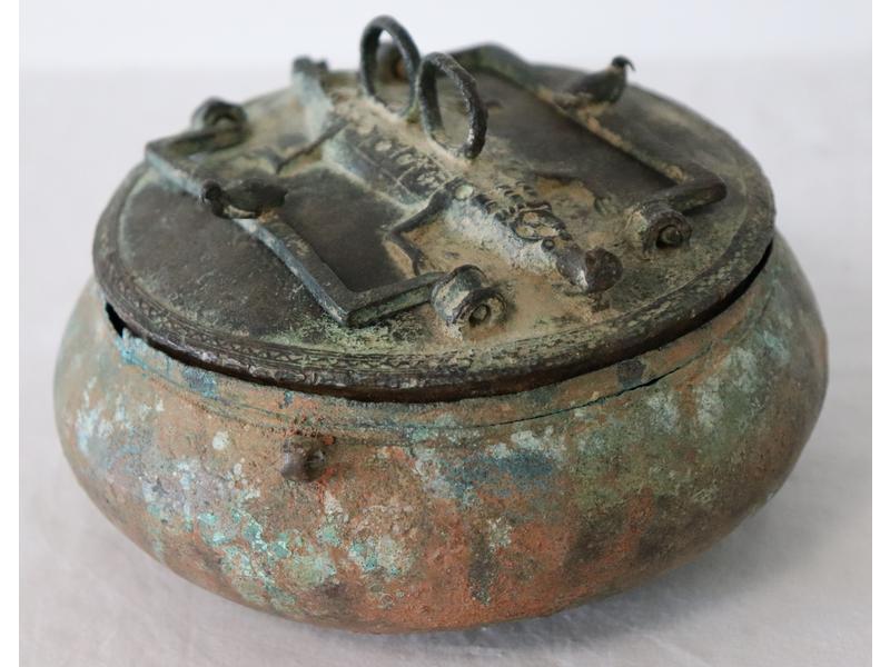 BOÎTE A ORACLE en bronze, de forme ronde,...