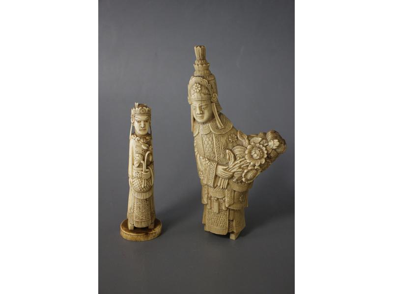 DEUX FIGURINES en bois de cerf sculpté, représentant...