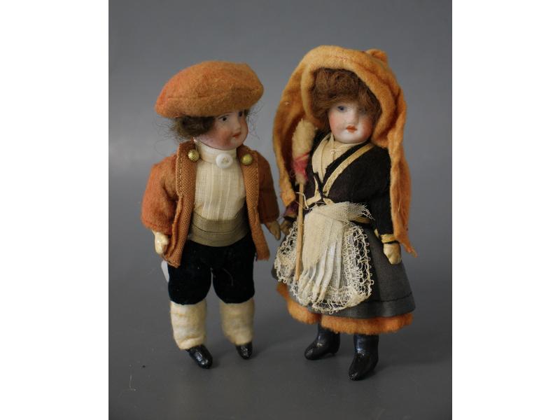 COUPLE DE POUPEES type mignonettes, têtes...