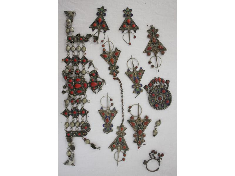 LOT DE BIJOUX ethniques anciens, en métal...