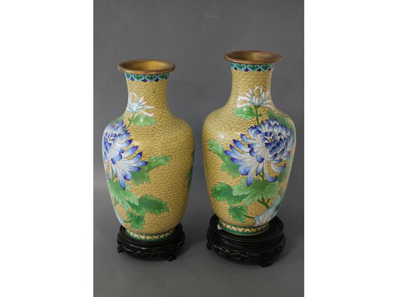PAIRE DE VASES de forme Zun, en émaux cloisonnés...