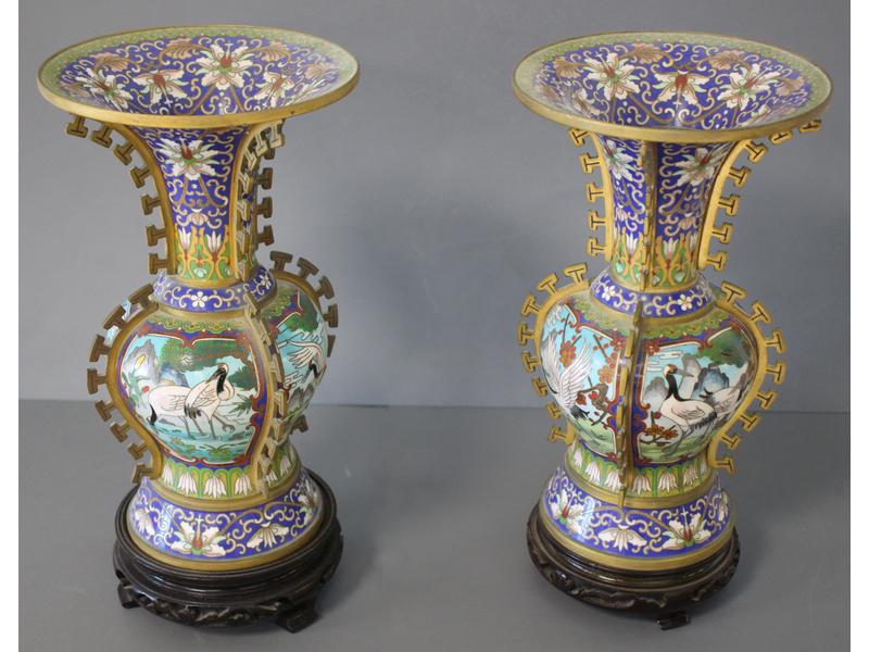 PAIRE DE VASES de forme balustre en émaux...