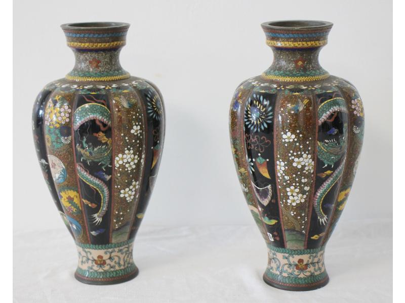 PAIRE DE VASES de forme balustre à pans coupés...