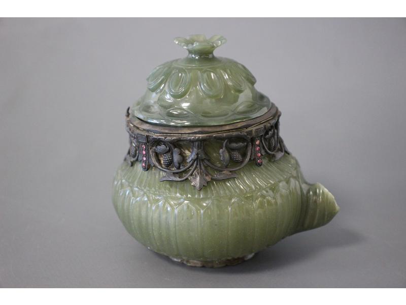 VERSEUSE MINIATURE probablement en jade vert...