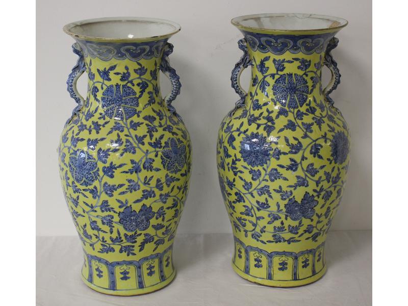 PAIRE DE VASES de forme balustre en porcelaine...