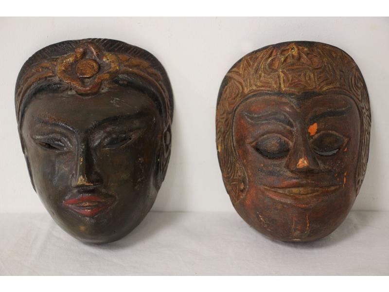 DEUX MASQUES en bois.