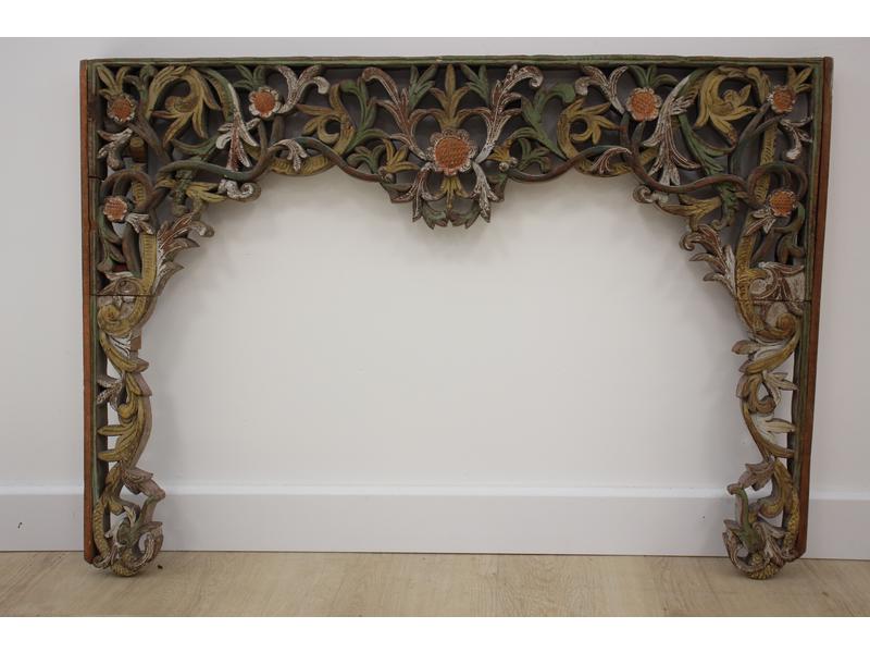 ENCADREMENT DE PORTE en bois sculpté polychrome,...