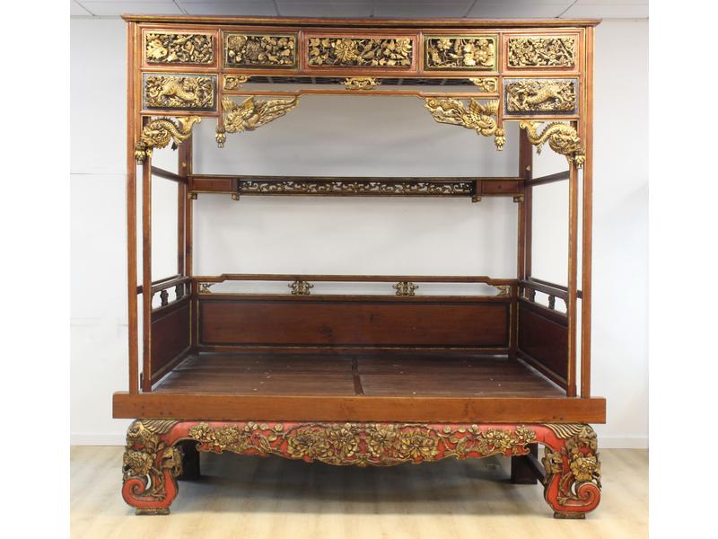SPECTACULAIRE LIT de forme cage, en bois...