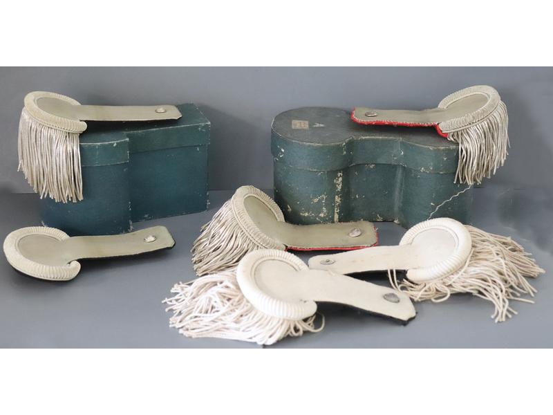 TROIS PAIRES D'EPAULETTES: