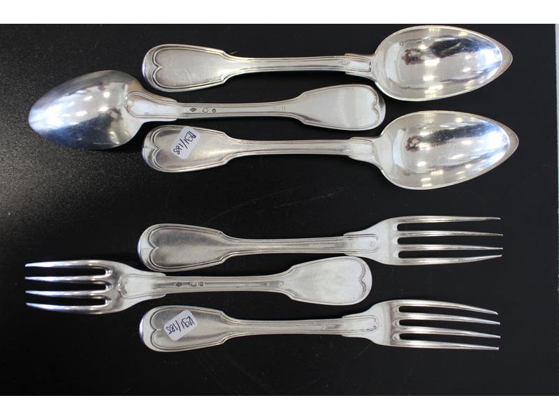 TROIS COUVERTS en argent, modèle à filet...