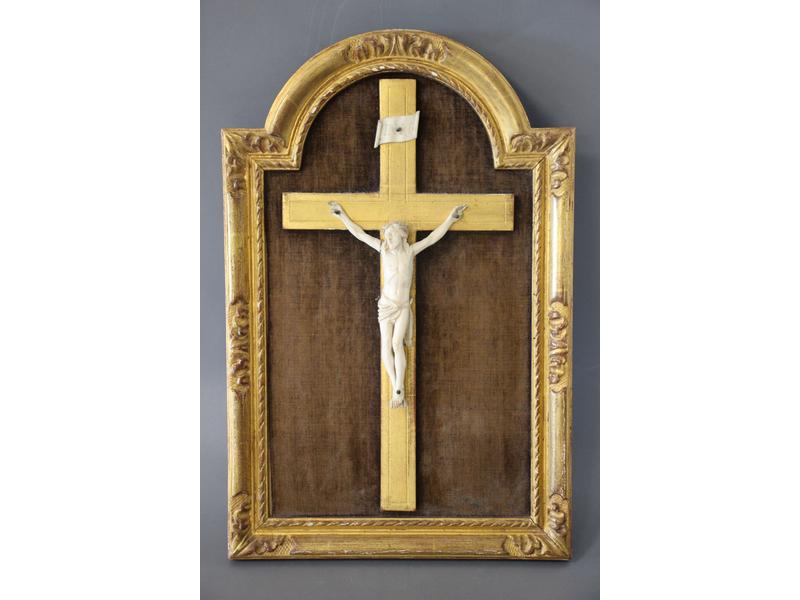 CRUCIFIX en ivoire sculpté dans un cadre...