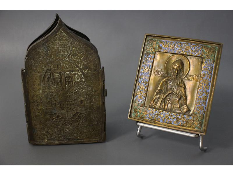 POLYPTIQUE en bronze, intérieur émaillé bleu...