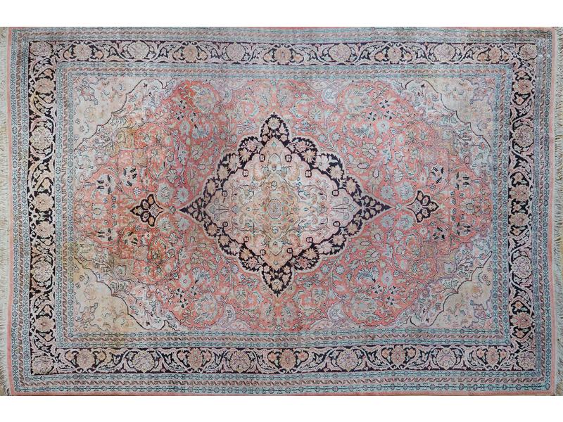 TAPIS en laine à décor d'un médaillon central...