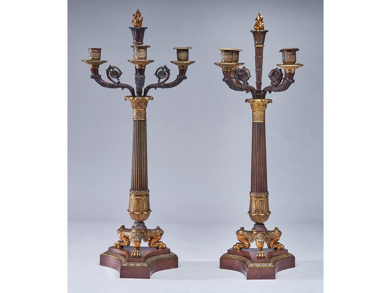 PAIRE DE CANDELABRES en bronze à deux patines,...