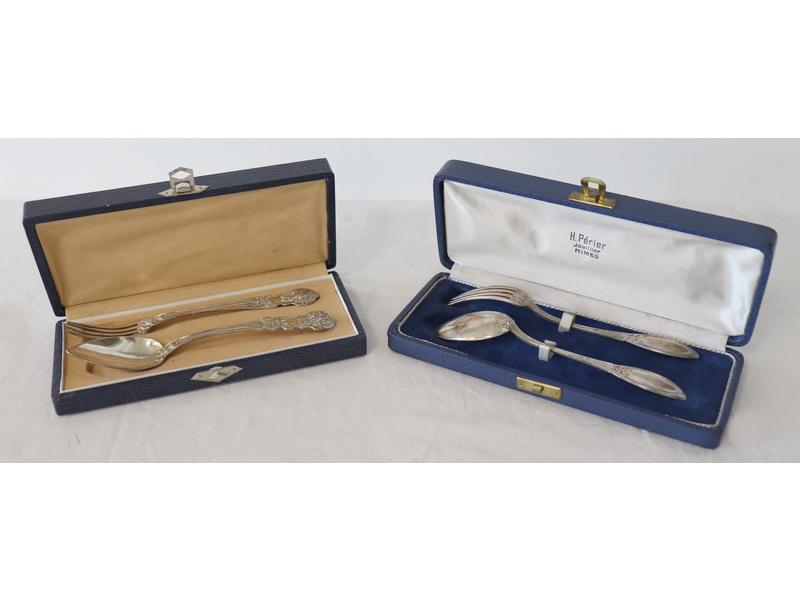 DEUX COUVERTS DE NAISSANCE en argent (950)...