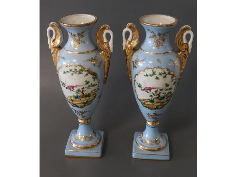 PAIRE DE VASES de forme balustre, à anses...