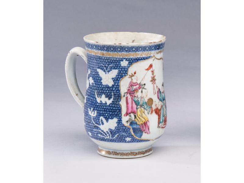 CHOPE en porcelaine à décor polychrome des...
