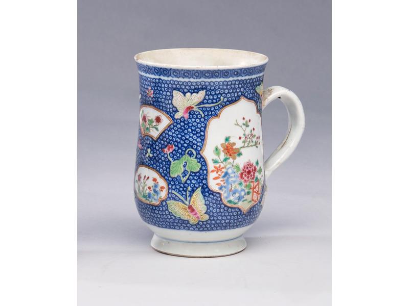CHOPE en porcelaine à décor polychrome des...