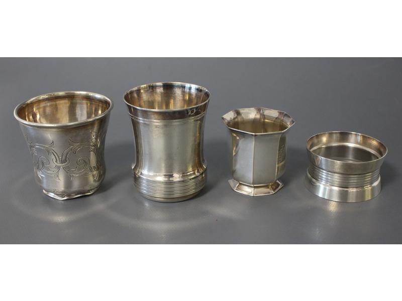 TROIS PETITES TIMBALES en argent, une à pans...