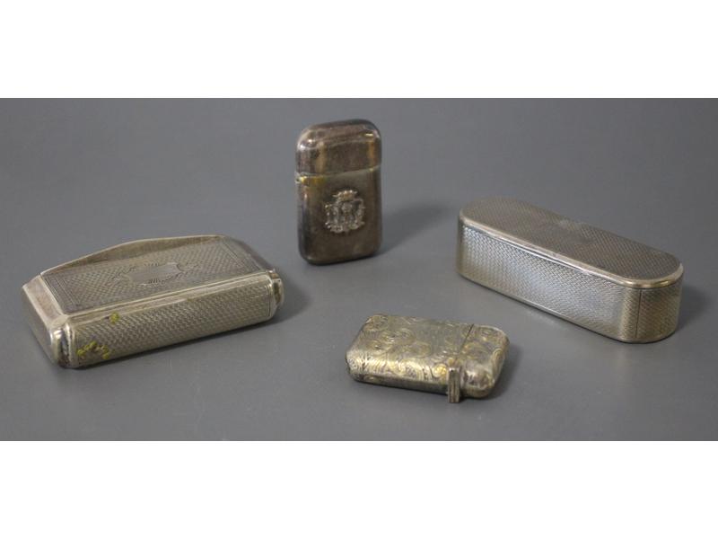 DEUX BOÎTES ou TABATIERES en argent. Poids...