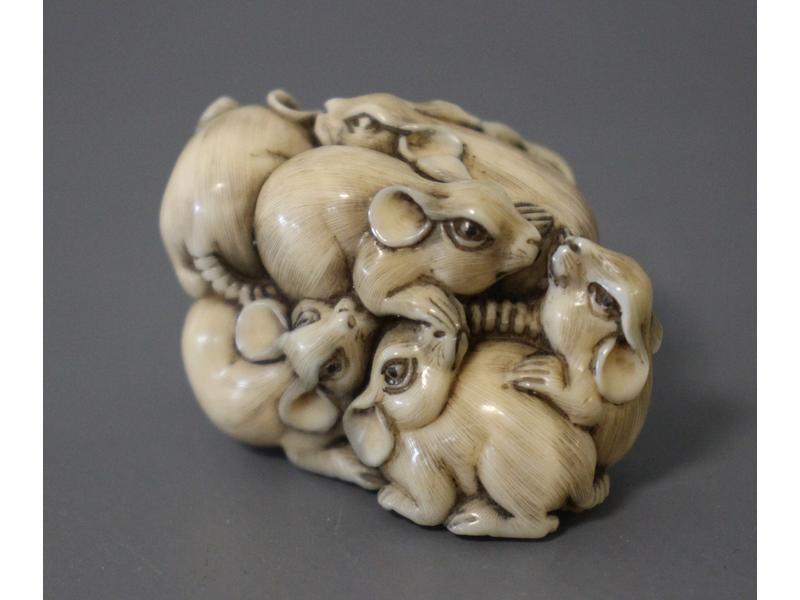 NETSUKE en ivoire sculpté représentant des...