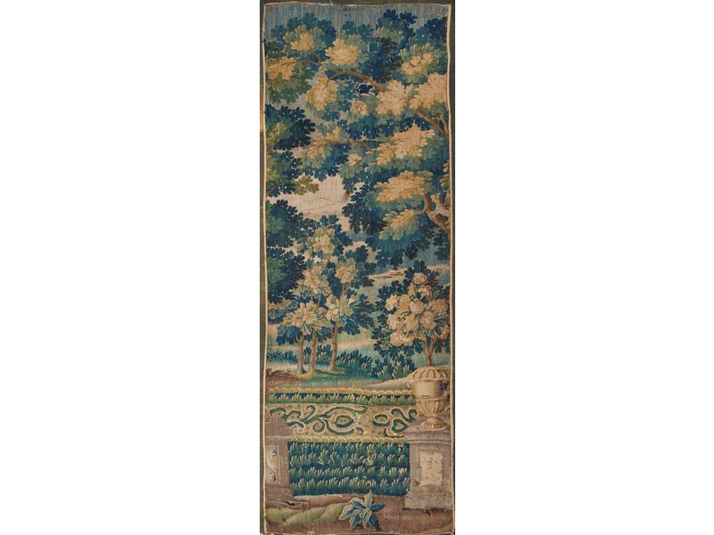 PARTIE DE TAPISSERIE type verdure à décor...