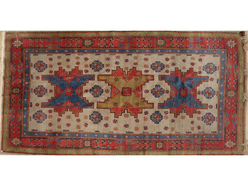 TAPIS rectangulaire en velours de laine orné...